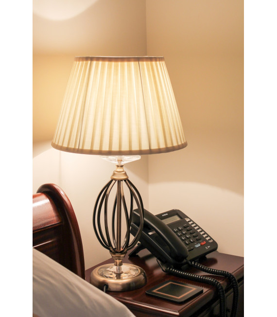 Flurlampe mit schwarzem Textilschirm