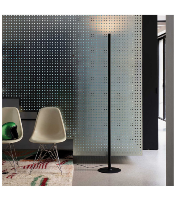 Schwarze LED-Stehleuchte im Metall-Look