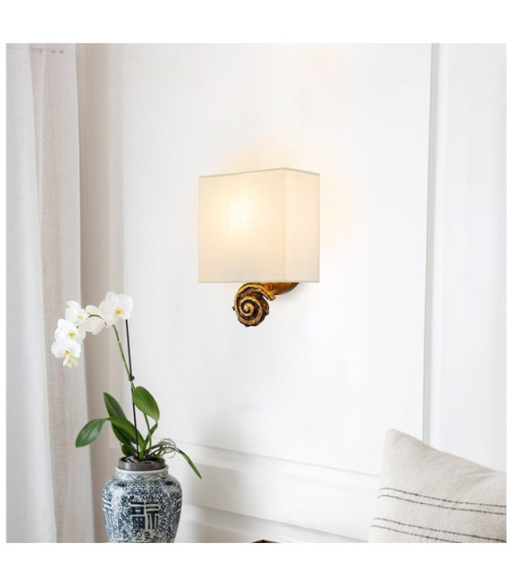 Lampada da parete Swirl. Paralume in lino, acciaio, resina foglia oro
